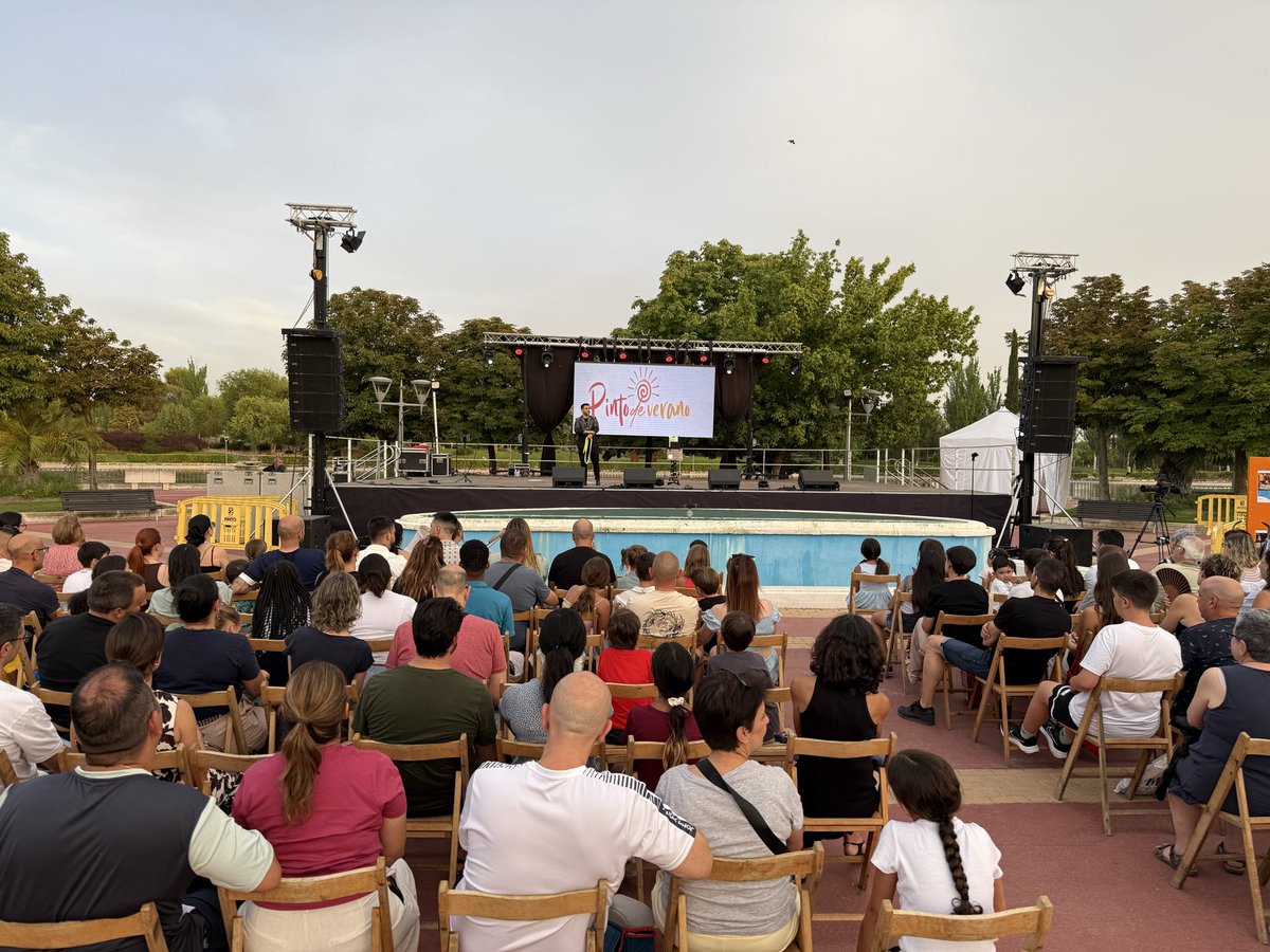 AytoPinto's tweet photo. 🪄El mago Andrés Cañadas nos ha hecho disfrutar de un gran espectáculo de ilusión para toda la familia y un escenario único como el que nos regala el lago del Parque Juan Carlos I🏞️
Porque con #PintodeVerano lo imposible siempre se hace posible 🤩
#Pinto #Magia #Cultura https://t.co/59U6mSGl6J