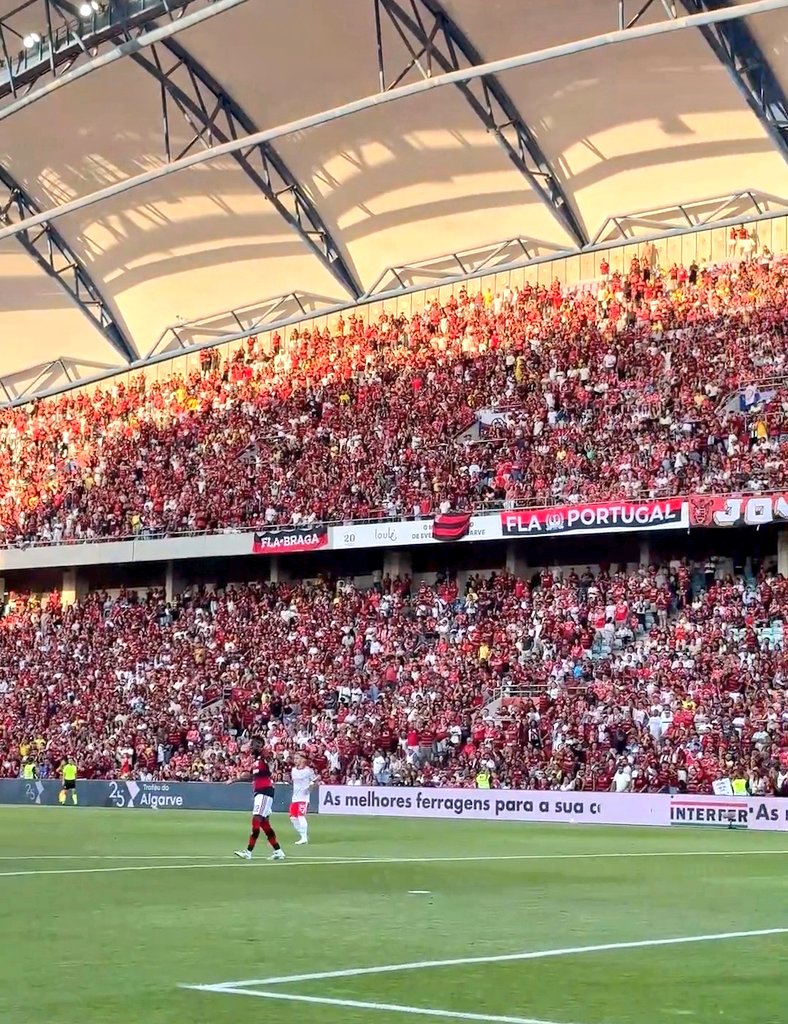 LS811922's tweet photo. O Flamengo simplesmente colocou mais torcida no estádio que o Benfica em pleno PAÍS DELES 🤣🤣🤣

Tem que respeitar o colossal. https://t.co/dO4J1RBq5C