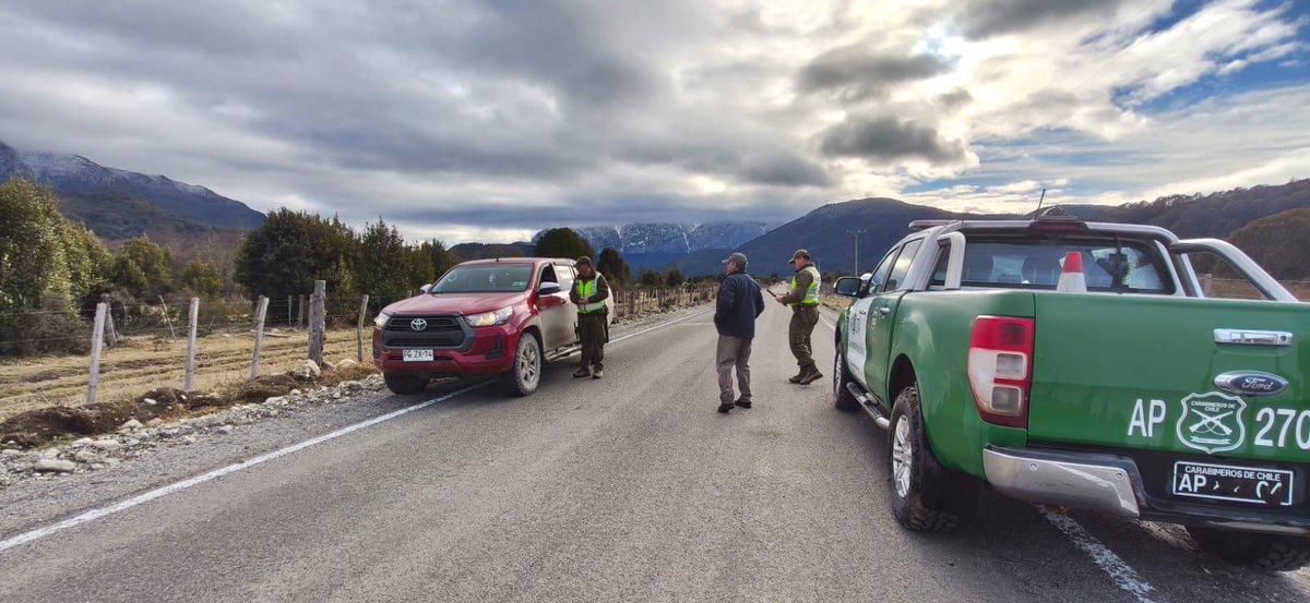 Carab_Aysen's tweet photo. Carabineros Retén #LagoVerde (F) por convenio OS14, junto a inspectores Municipales, controlan ingreso y salida del país, además de fiscalizar vehiculares en la ruta X-13.
✅Conduce con la documentación al día
✅Usa cinturón de seguridad
✅No facilites la conducción a menores. https://t.co/N5QIOL0JCn