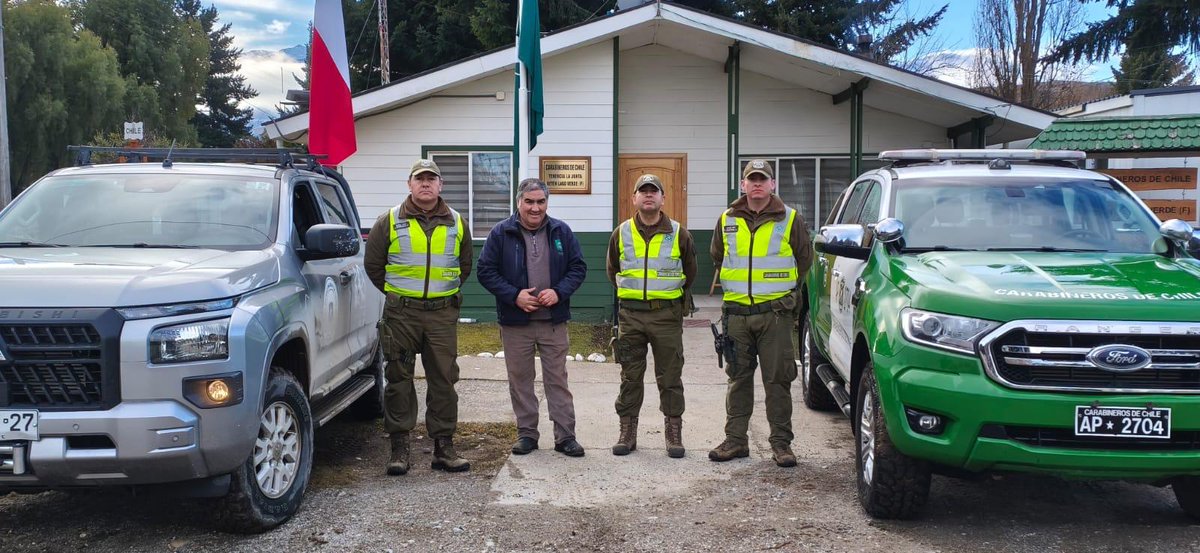Carab_Aysen's tweet photo. Carabineros Retén #LagoVerde (F) por convenio OS14, junto a inspectores Municipales, controlan ingreso y salida del país, además de fiscalizar vehiculares en la ruta X-13.
✅Conduce con la documentación al día
✅Usa cinturón de seguridad
✅No facilites la conducción a menores. https://t.co/N5QIOL0JCn