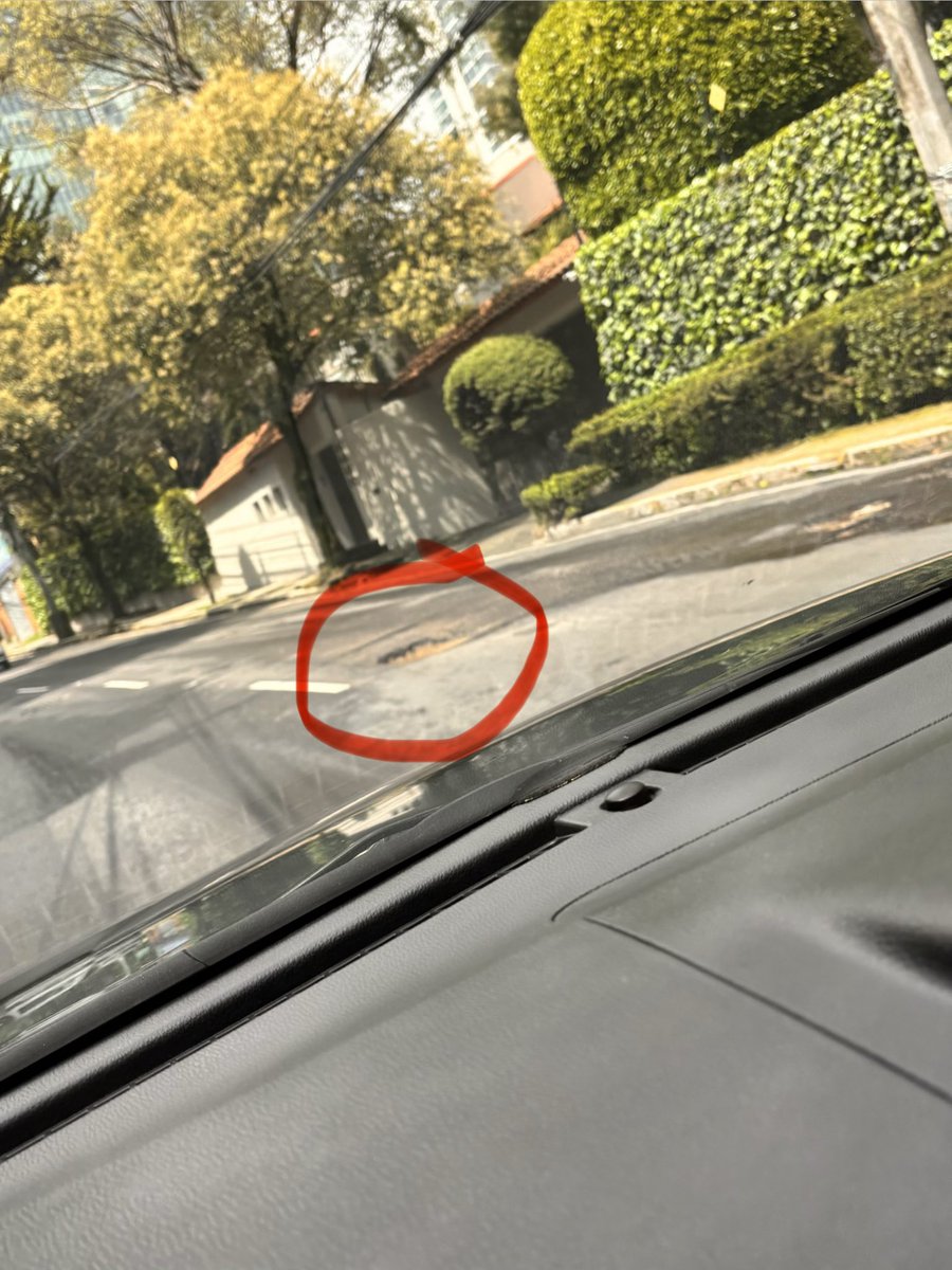 CalcaneoSofia's tweet photo. 📍 Constituyente C. Echanove, Santa Fe, Cuajimalpa. 

En este tramo se observan varios baches que representan un riesgo para automovilistas y motociclista. Además de provocar daños a los vehículos, obligan a realizar maniobras que pueden derivar en accidentes.

Solicitamos a @cuajimalpa_gob y @SOBSECDMX @locatel_mx realizar una revisión y reparar esta vialidad antes de que el deterioro aumente.

Una zona tan transitada como Santa Fe merece calles en mejores condiciones.

#Cuajimalpa #SantaFe #CDMX #Bacheo #MovilidadSegura #InfraestructuraUrbana