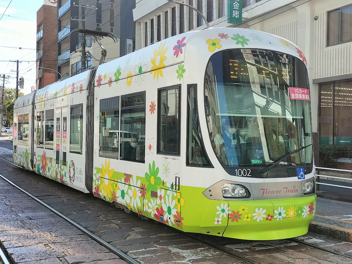 LEX1018_hiroden's tweet photo. #広電1000形
1002号「Flower Train」その⑨。車番フォント変更後、6号線で運用中の写真。 https://t.co/LCxjpbqshy