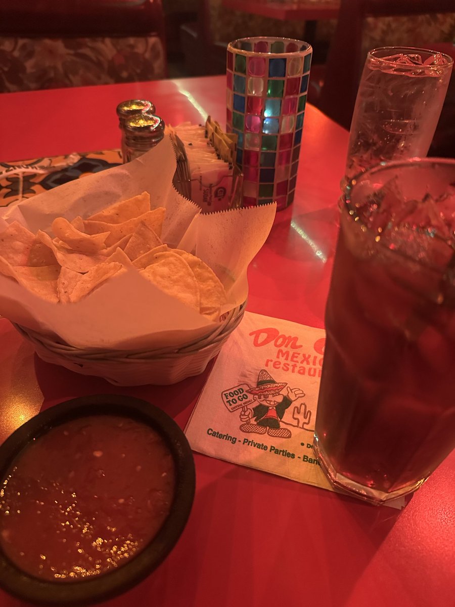 Leesevee's tweet photo. Enjoying a solo lunch at a fave restaurant from the past. ❤️ #SaturdayVibes https://t.co/JoouzUH8NZ