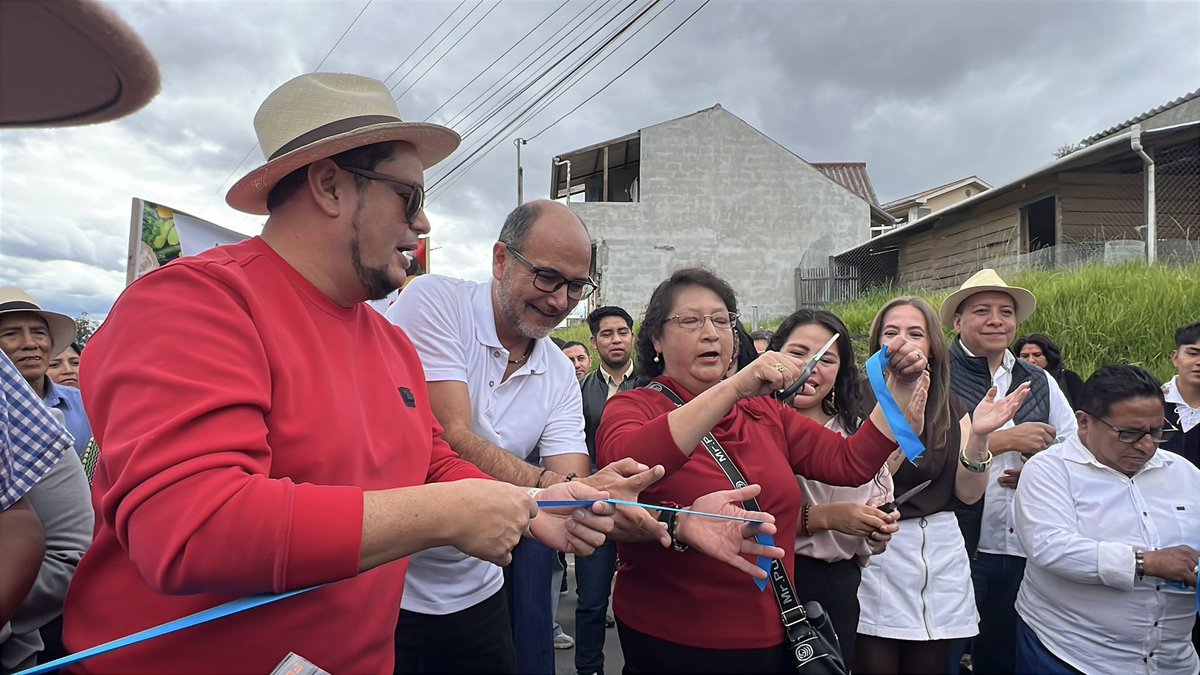 EpAsfaltar's tweet photo. ✅ 2.4km de asfalto se suman a la transformación vial del #Azuay.

📌 La vía Las Victorias, en El Valle, conectará a varias comunidades para beneficiar a más de 30.000 personas. https://t.co/vZyTRhP6bh