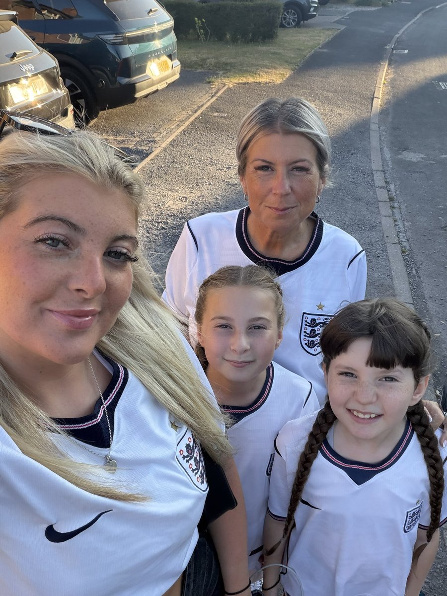 Lou Mills tweet media