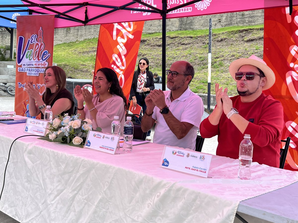 EpAsfaltar's tweet photo. 🙌🏽 Asfaltar EP colocó la carpeta asfáltica y selló con calidad este esfuerzo conjunto entre @AzuayPrefectura , @MunicipioCuenca y el Gad Parroquial ElValle.

#TransformamosVidas https://t.co/AlY1p5bX0i