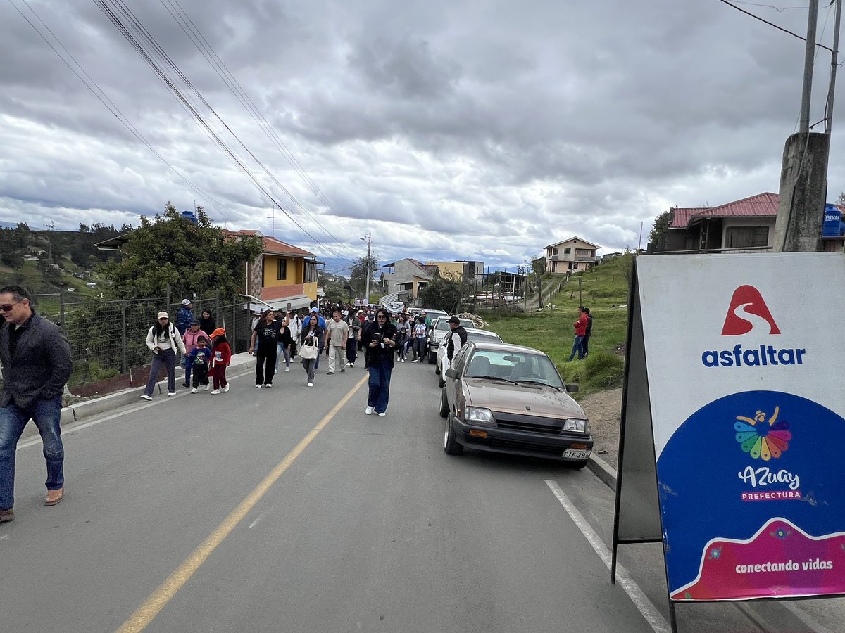 EpAsfaltar's tweet photo. 🙌🏽 Asfaltar EP colocó la carpeta asfáltica y selló con calidad este esfuerzo conjunto entre @AzuayPrefectura , @MunicipioCuenca y el Gad Parroquial ElValle.

#TransformamosVidas https://t.co/AlY1p5bX0i