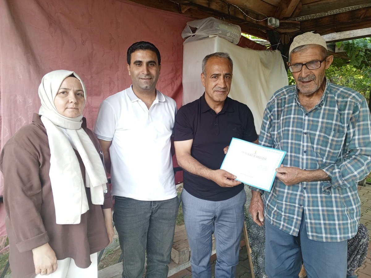 _akpartigenc's tweet photo. 📌 Teşekkür Belgelerimizi Üyelerimize Takdim Ettik

Yoldaşan Mahallemizde gerçekleştirdiğimiz ziyaret kapsamında, İlçe Başkanımız Sayın Mehmet Sait Kolak, Kadın Kolları Başkanımız Sayın Seyhan Doğan ve yönetim kurulu üyelerimiz ile birlikte, Cumhurbaşkanımız ve Genel Başkanımız Sayın Recep Tayyip Erdoğan imzalı Teşekkür Belgelerini kıymetli üyelerimize takdim ettik.

Partimize verdikleri emek, destek ve katkılarından dolayı üyelerimize teşekkür ediyor, birlik ve beraberlik içerisinde nice hizmetlerde buluşmayı temenni ediyoruz.