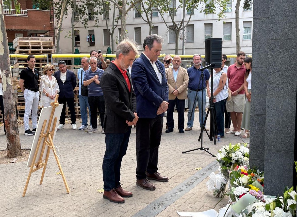 Societatcc's tweet photo. Hemos reivindicado la memoria de Miguel Ángel Blanco con motivo del 29 aniversario de su asesinato a manos de ETA.

Convocados por @ACVOT, @ShaAcabat y @FundMABlanco, el presidente de SCC, @AlexRamosTorre, ha resaltado la dignidad de las familias de los asesinados. No olvidamos. https://t.co/c55iWnkGAk