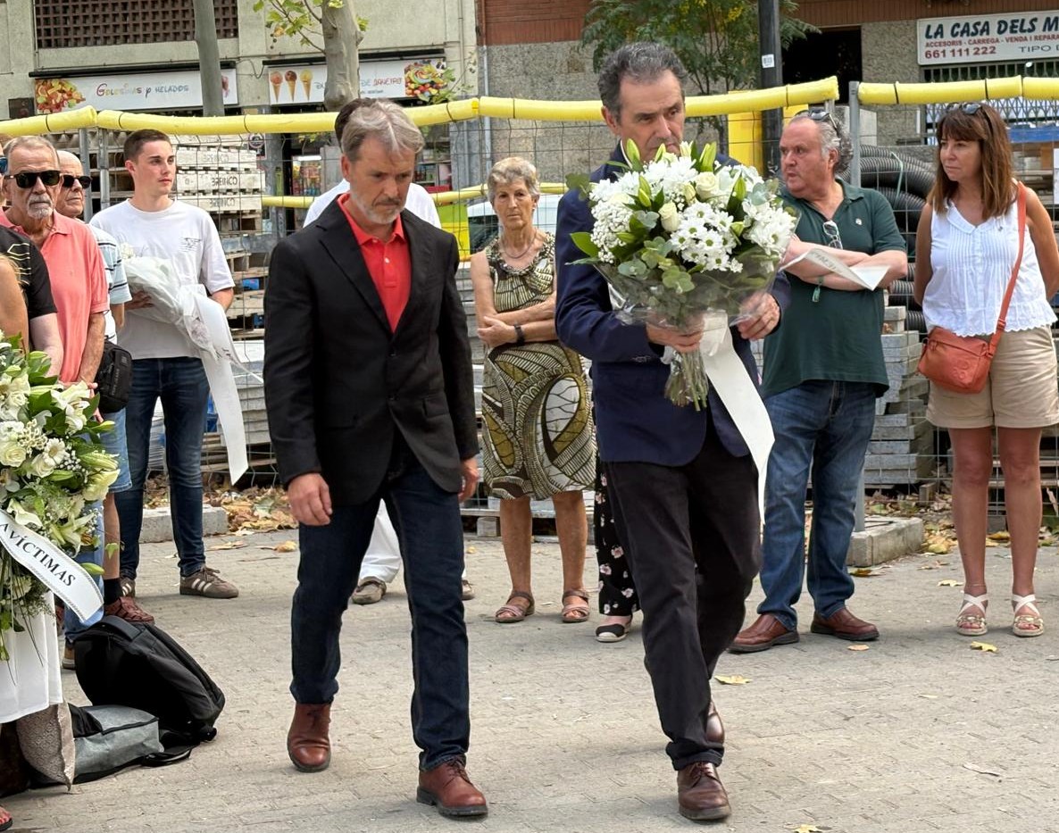 Societatcc's tweet photo. Hemos reivindicado la memoria de Miguel Ángel Blanco con motivo del 29 aniversario de su asesinato a manos de ETA.

Convocados por @ACVOT, @ShaAcabat y @FundMABlanco, el presidente de SCC, @AlexRamosTorre, ha resaltado la dignidad de las familias de los asesinados. No olvidamos. https://t.co/c55iWnkGAk