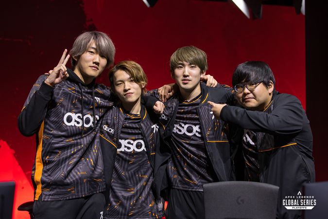ApexTimes's tweet photo. 【ALGS日本勢 挑戦の歴史】

・Year2
-SP1: 世界大会中止
-SP2:Team UNITE(3位)
-CS:Fnatic（4位）

・Year3
-SP1:Fnatic（8位）
-SP2:Fnatic（10位）
-CS:PULVEREX（17位）
 KRロスターのRealizeが9位

・Year4
-SP1:Fnatic（3位）
 KRロスターのREJECTが優勝
-SP2:Fnatic（6位）
-CS:Fnatic（10位）

・Year5
-Open:GHS（11位,UNLの前身）
-MP:Fnatic（10位）
-CS:Fnatic（9位）、UNLIMIT（10位）
 KRロスターのE36が3位

・Year6
-SP1: UNLIMITがついに日本勢初優勝