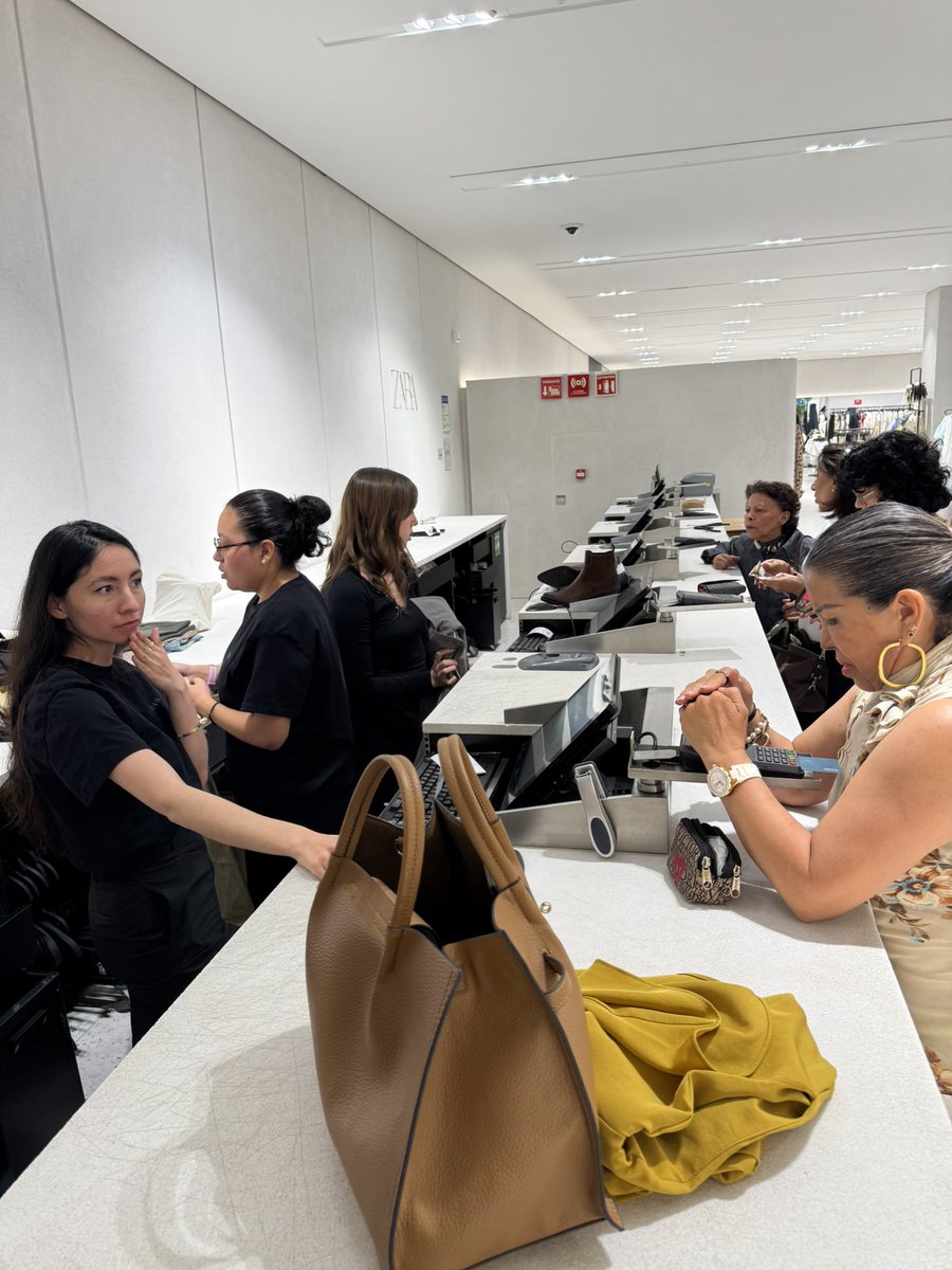 AMRamirezL's tweet photo. @Zaramx_ es increíble que hay una fila de más de 15 personas en Oasis para hacer devoluciones y solo una persona cobra y una hace los cambios y devoluciones. Pésimo servicio al cliente. https://t.co/TrmpZ2xgV8