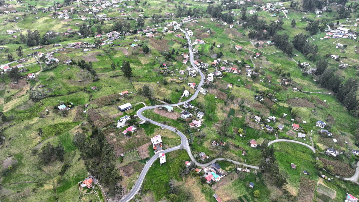 AzuayPrefectura's tweet photo. 💯 Otra vía asfaltada en #Cuenca. 🛣️

 🙌 Hoy inauguramos la vía Gruta de la Victoria Baja - Victoria Centro – "Y" de Santa Martha en El Valle. 

✅️ Son 2.4 km con una inversión de $770,352, que mejorarán la movilidad, la seguridad vial y el bienestar en la parroquia. 👏 https://t.co/nsxgnEedAE
