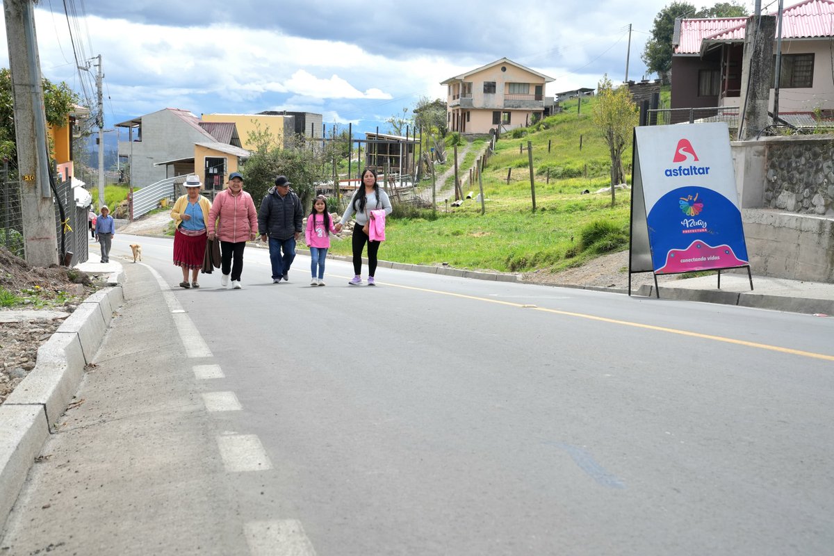 AzuayPrefectura's tweet photo. 💯 Otra vía asfaltada en #Cuenca. 🛣️

 🙌 Hoy inauguramos la vía Gruta de la Victoria Baja - Victoria Centro – "Y" de Santa Martha en El Valle. 

✅️ Son 2.4 km con una inversión de $770,352, que mejorarán la movilidad, la seguridad vial y el bienestar en la parroquia. 👏 https://t.co/nsxgnEedAE