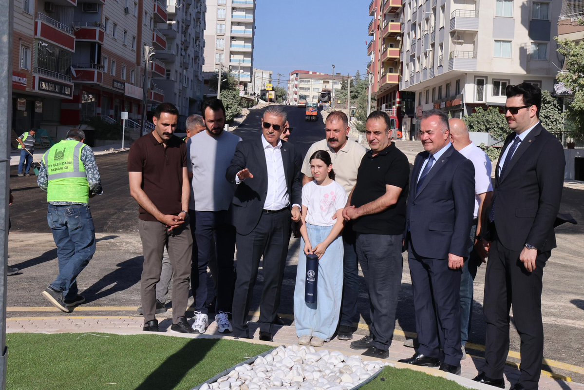 Mardin_Valiligi's tweet photo. 📌Artuklu | Asfalt Çalışmaları

Valimiz Sayın @tuncay_akkoyun ;
Vali Yardımcısı Hasan Kurt, Mardin Büyükşehir Belediyesi Genel Sekreteri Kemalettin Sakin ve beraberindekiler,
➡️ Artuklu İlçemiz 13 Mart Mahallesi Emniyet - 2 Sokakta devam eden asfalt ve yol düzenleme çalışmalarında incelemelerde bulundu.

@iletisim 
@TC_icisleri