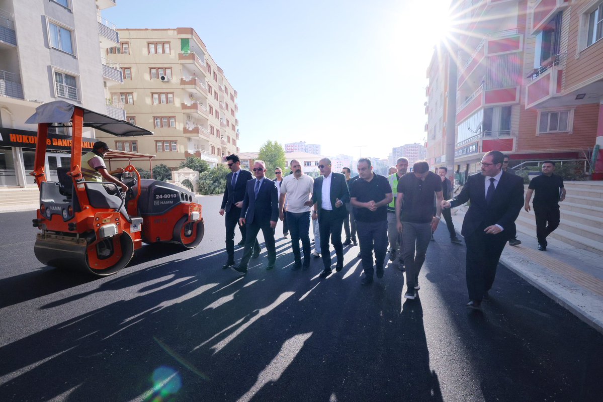 Mardin_Valiligi's tweet photo. 📌Artuklu | Asfalt Çalışmaları

Valimiz Sayın @tuncay_akkoyun ;
Vali Yardımcısı Hasan Kurt, Mardin Büyükşehir Belediyesi Genel Sekreteri Kemalettin Sakin ve beraberindekiler,
➡️ Artuklu İlçemiz 13 Mart Mahallesi Emniyet - 2 Sokakta devam eden asfalt ve yol düzenleme çalışmalarında incelemelerde bulundu.

@iletisim 
@TC_icisleri