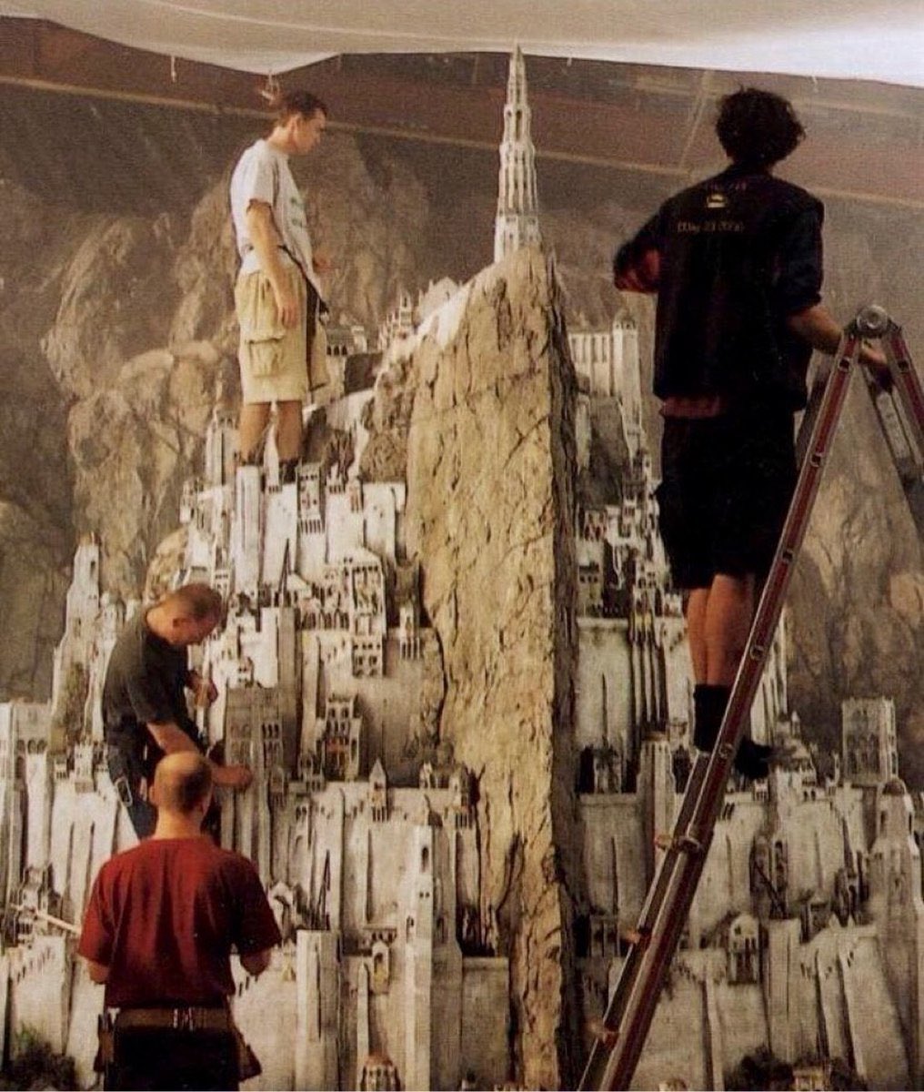 avrilettres's tweet photo. ชอบ lotr เพราะ production design ทุกอย่างมันประณีตมาก ภาพล้ำ ดีใจที่ได้เห็นความพยายามแบบนี้จากมนุษย์อะ ปี 2001 เทคโนโลยีให้แค่ไหนก็จะเอาให้สุด ทุกอย่างมันจริงและมีสายสัมพันธ์มาก พอรู้ว่า ian mckellen ร้องไห้ในกอง hobbit เพราะยุคใหม่ใช้ฉากเขียวละไม่ได้เจอใครเลย เราแบบ ฮือ ๆ อะ https://t.co/XxETdKgg49