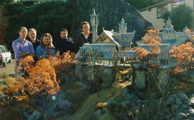 avrilettres's tweet photo. ชอบ lotr เพราะ production design ทุกอย่างมันประณีตมาก ภาพล้ำ ดีใจที่ได้เห็นความพยายามแบบนี้จากมนุษย์อะ ปี 2001 เทคโนโลยีให้แค่ไหนก็จะเอาให้สุด ทุกอย่างมันจริงและมีสายสัมพันธ์มาก พอรู้ว่า ian mckellen ร้องไห้ในกอง hobbit เพราะยุคใหม่ใช้ฉากเขียวละไม่ได้เจอใครเลย เราแบบ ฮือ ๆ อะ https://t.co/XxETdKgg49