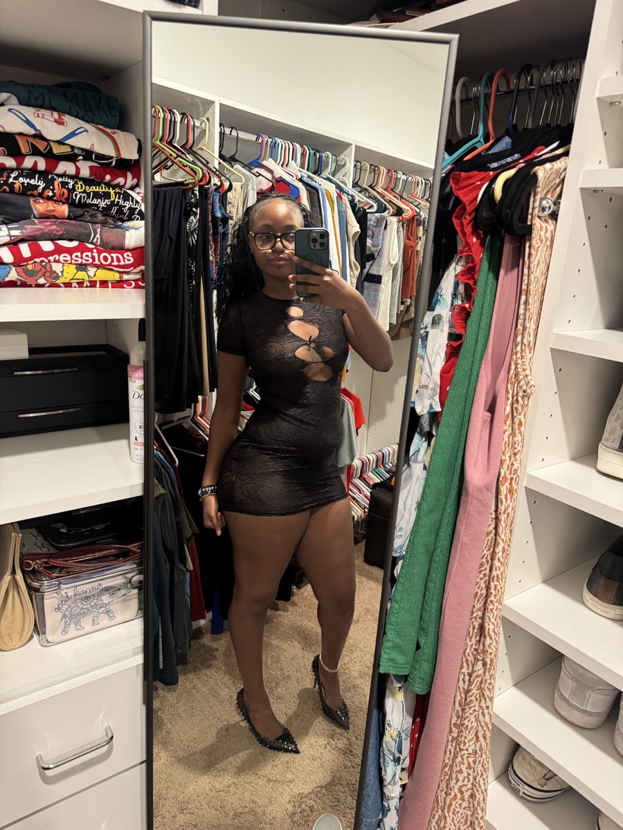 NavyySimone's tweet photo. playing dress up in my closet https://t.co/KhUyNPQRQs