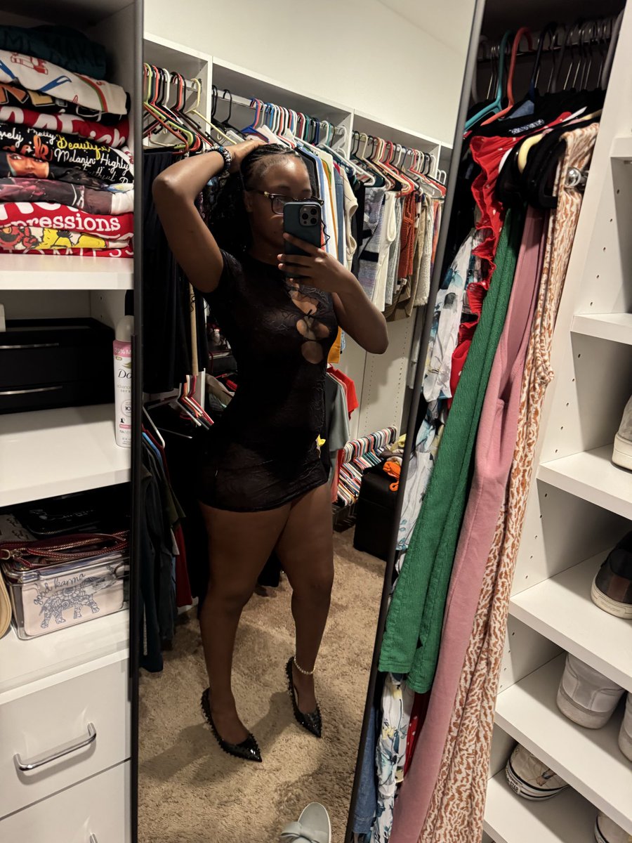 NavyySimone's tweet photo. playing dress up in my closet https://t.co/KhUyNPQRQs