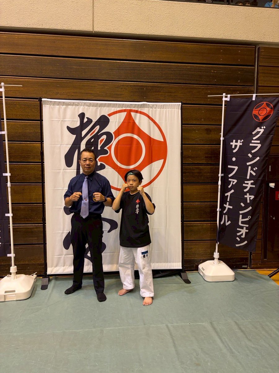 samurai_osaka's tweet photo. 昨日は全日本少年少女空手道選手権大会
グランドチャンピオン・ザ・ファイナルでした。

瓢箪山支部からは「村田優斗」選手が中学1年軽量の部に出場しました。

1回戦身長も体重も大きく違う相手に一歩も下がらずに戦い抜きましたが、残念ながら勝ちには及びませんでした。来年も頑張りましょう。 https://t.co/ecJRrjsPYS