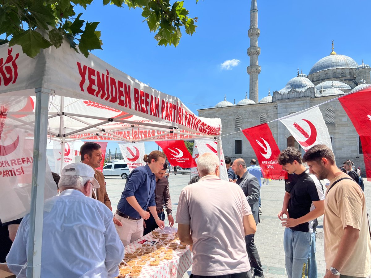 gencrefahist's tweet photo. Muharerrem Ayı münasebetiyle Sportif ve Kültürel Faaliyetlerden sorumlu ​İl Başkan Yardımcımız Hamza Bahadır Salcı’nın öncülüğünde; il yönetimimiz ve Fatih ilçe teşkilatımızın katılımlarıyla aşure dağıtımı gerçekleştirildi. https://t.co/zVqGa45KVU