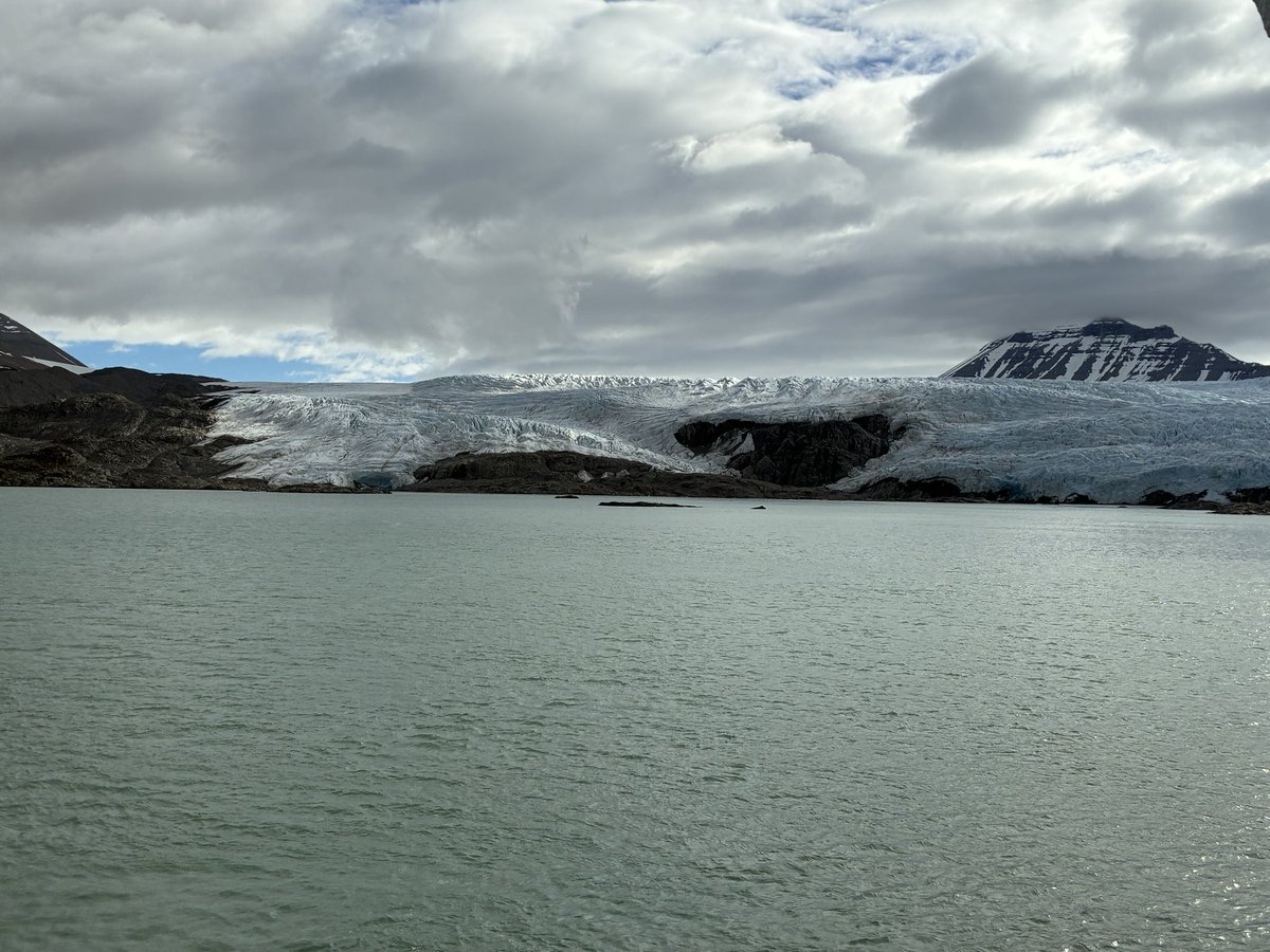 Katr1976's tweet photo. @Chrissip81 Oh, da war ich vor 2 Wochen. Auch mit dem Schiff 🛳️. Dann noch 2 weitere Häfen in 🇮🇸, Spitzbergen und einmal an 🇳🇴 runter. (Fast) überall Traumwetter. Und wunderschöne Landschaft. https://t.co/U7BUq7NB6E