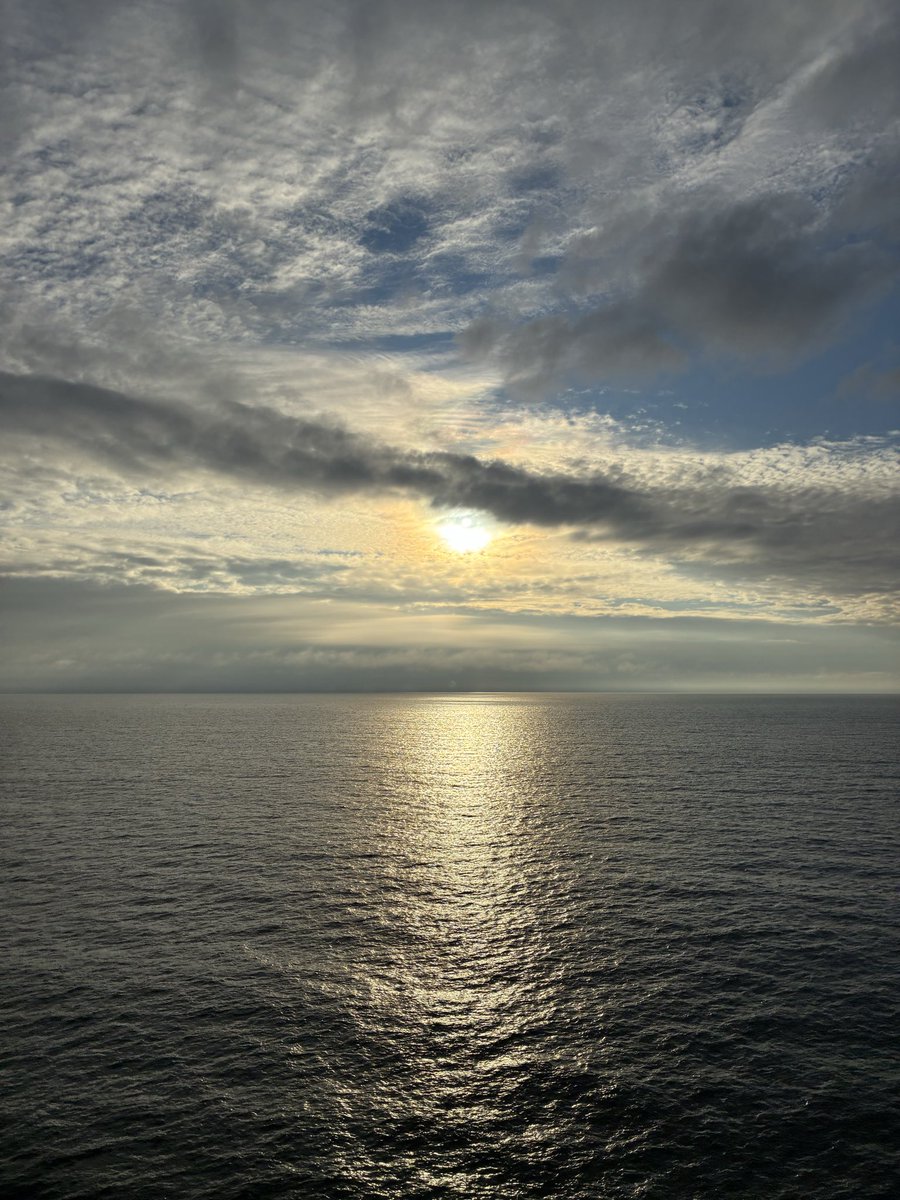 Katr1976's tweet photo. @Chrissip81 Oh, da war ich vor 2 Wochen. Auch mit dem Schiff 🛳️. Dann noch 2 weitere Häfen in 🇮🇸, Spitzbergen und einmal an 🇳🇴 runter. (Fast) überall Traumwetter. Und wunderschöne Landschaft. https://t.co/U7BUq7NB6E