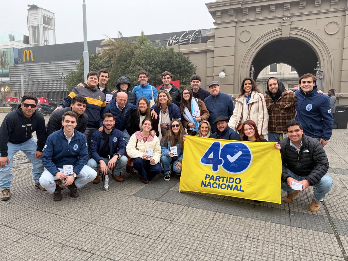 huquethomas's tweet photo. Invitando al congreso del @ESPACIOCUARENTA en diferentes punto de Montevideo. Cumplimos 18 años y queremos escucharte. 

📍Acevedo Díaz y Rivera
📍Punta Carretas Shopping 
📍Nuevo Centro Shopping https://t.co/20146BiZZ0