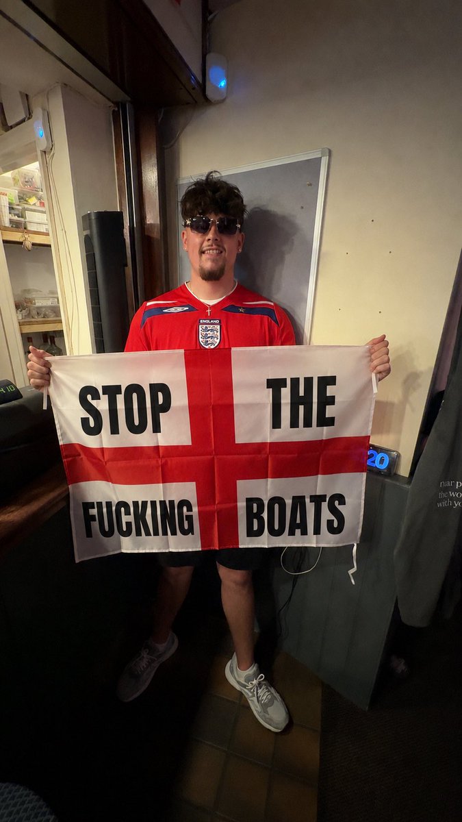 archieg24_'s tweet photo. Ingerlundddd #england #worldcup #tommyrobinson https://t.co/utMlpKKDaQ