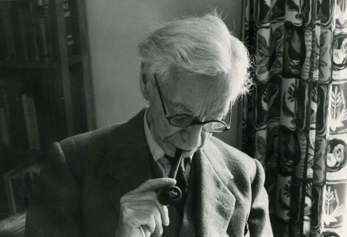 sivriikalemler's tweet photo. “Felsefeci olmak isteyen herkes, saçmalılıklardan korkmamayı öğrenmelidir.”  — Bertrand Russell https://t.co/8QXmYgqrjq