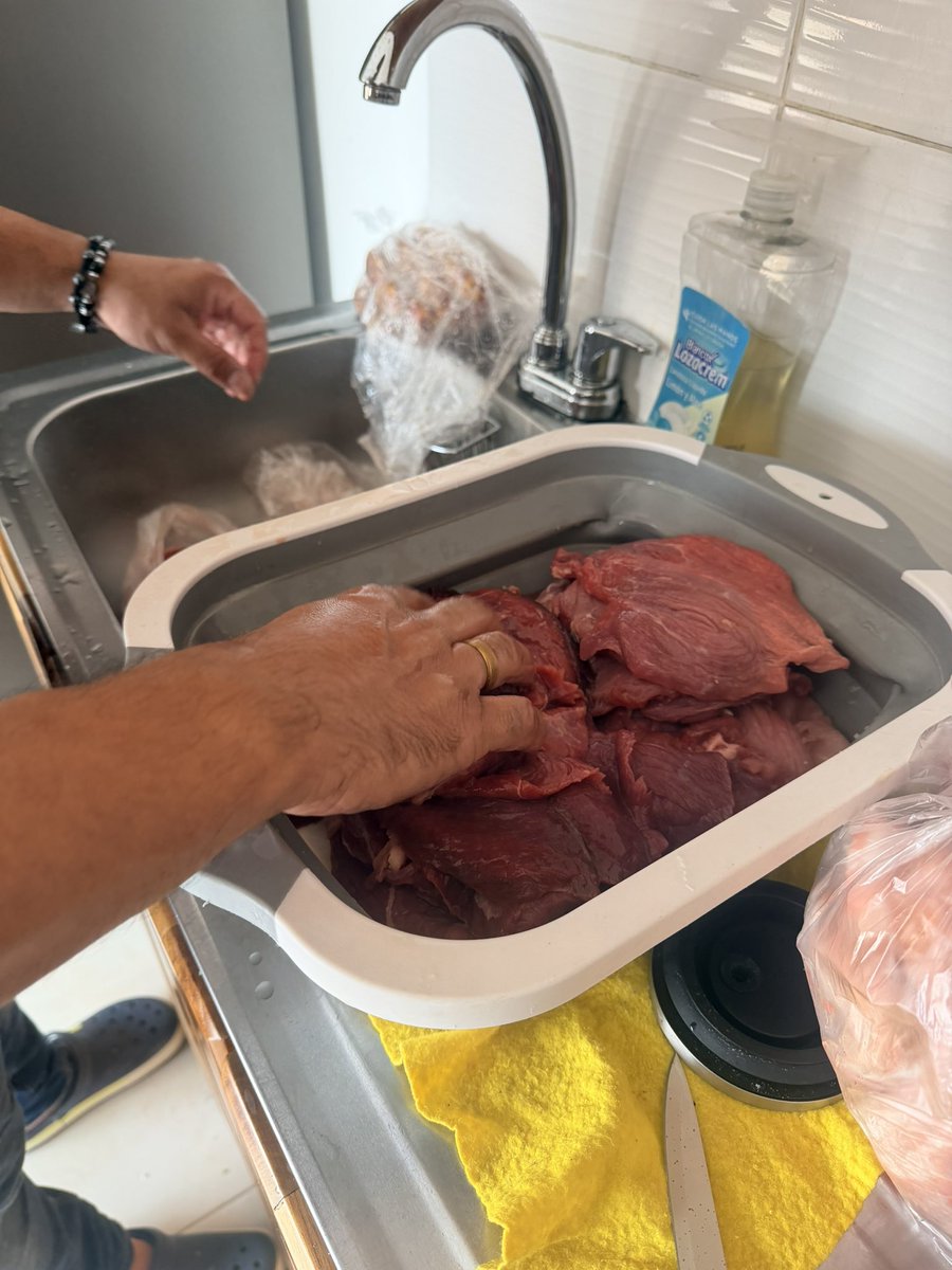 MeLlamoLola_'s tweet photo. Consíganse un man que les compre la carne y el mismo venga y se las aliste en la casa. Recomendado 100% https://t.co/RTy9fQujiF
