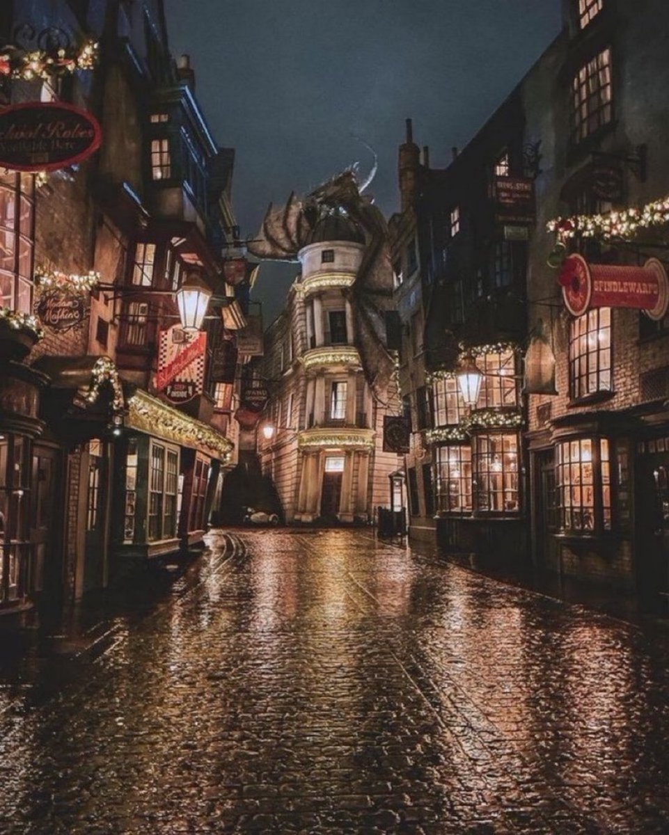 TheDailyHPotter's tweet photo. Diagon Alley at night 🌙 https://t.co/ITRc4D3jkP