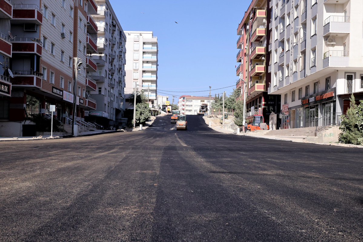 MardinBuyukshr's tweet photo. 📌Artuklu | Asfalt Çalışmaları

Valimiz/Büyükşehir Belediye Başkan Vekilimiz Sayın Tuncay Akkoyun;
Vali Yardımcısı Hasan Kurt, Mardin Büyükşehir Belediyesi Genel Sekreteri Kemalettin Sakin ve beraberindekiler,
➡️ Artuklu İlçemiz 13 Mart Mahallesi Emniyet - 2 Sokakta devam eden asfalt ve yol düzenleme çalışmalarında incelemelerde bulundu.