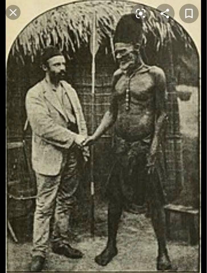 FMLarousse's tweet photo. Un roi local signe un pacte d'amitié avec #Coquilhat, envoyé du roi des belges #LeopoldII dans l'ex province de l'Équateur dans l'État Indépendant du #Congo.
Quelques années plus tard, cet explorateur belge deviendra le maîtres jusqu'à donner son nom à oa principale ville de cette région #Mbandaka jadis #Coquilhatville. Ce roi qui l'avait accueilli est aujourd'hui presqu'oublié de l'histoire, son nom étant resté populaire dans les récits locaux.
Il se raconte que ce roi était un véritable guérier et avait résisté aux conquêtes arabes. Mais lorsqu'il osa résister à la percée des explorateurs belges dans son entité, ces derniers recoururent à l'arme à feu pour imposer leurs règles. Face aux énormes pertes dans son camp, le roi accusant la sorcellerie du blanc (#Bondoki en #Lingala) et le blanc qui pensait que cela signifiait arme appelait ainsi cet outil: #munduki ou #Bunduki en #Swahili.
@laudive1978 @thomas_luhaka @theMwami @KahembeIV @RoyalFamily