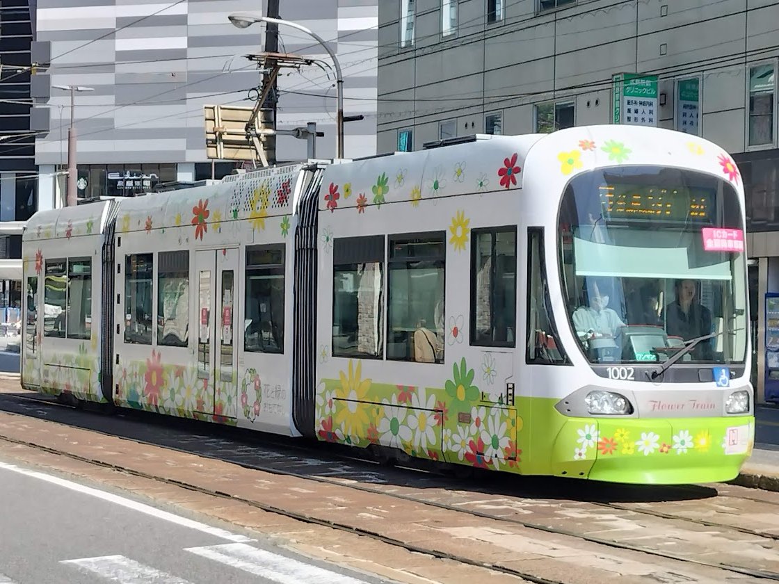 LEX1018_hiroden's tweet photo. #広電1000形
1002号「Flower Train」その11。窓下のICカード全扉乗降車両ステッカー、「MOBIRY DAYS」ステッカーが追加され、前面窓にもICカード全扉乗降車両ステッカーが貼られた過渡期の姿で6号線で運用中の写真。 https://t.co/rQDWC7fmlY