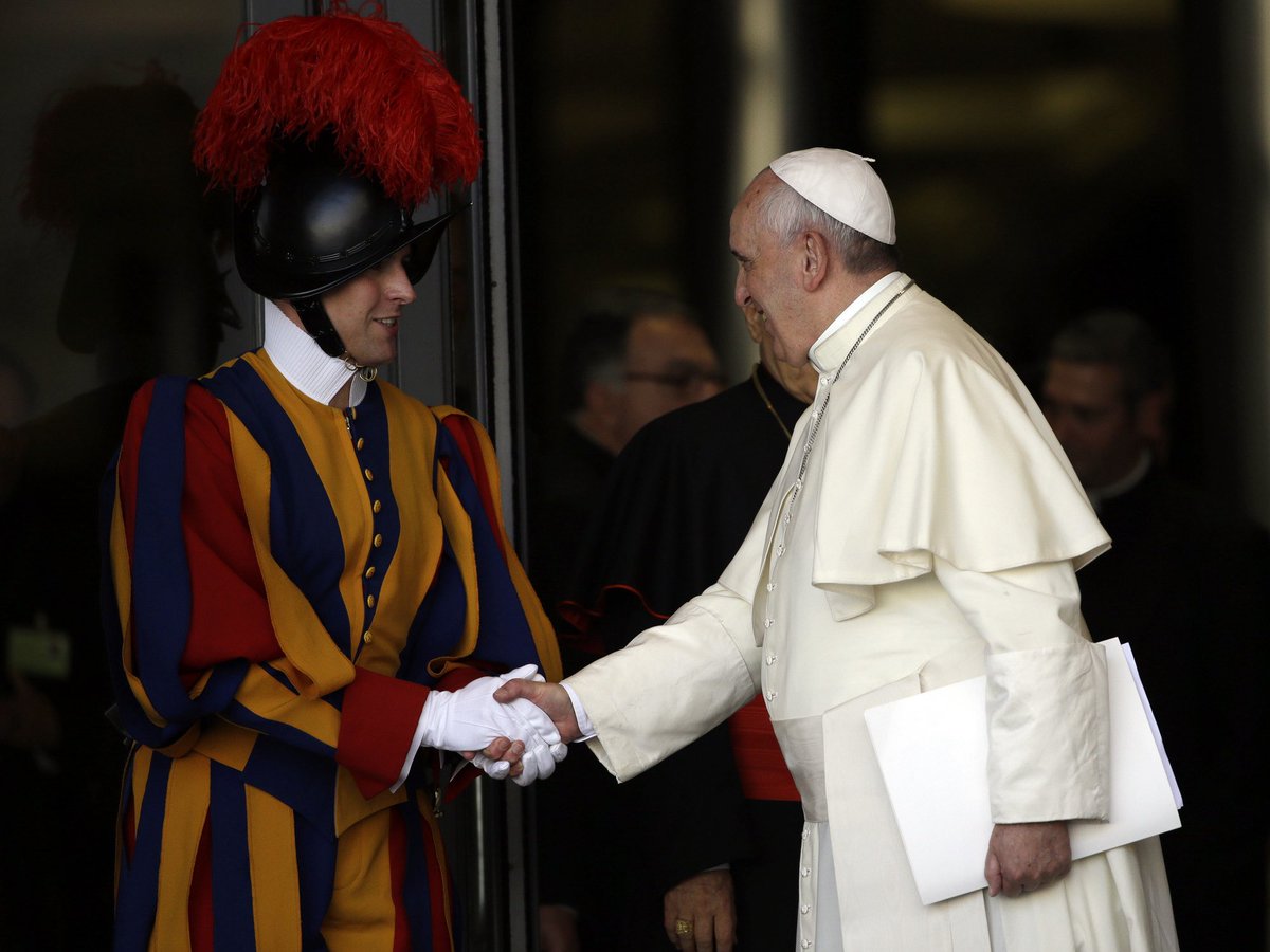 MartinDandach's tweet photo. La última vez que jugó Argentina contra Suiza en el Mundial 2014, el Papa Francisco le dijo a la guardia suiza que el partido “iba a ser la guerra”. Ellos lo invitaron a verlo, pero él les agradeció y les dijo que por su promesa no puede, así y todo, les preparó una pantalla gigante en los patios del cuartel para que los 110 efectivos pudieran ver a su Selección. Francisco había prometido ser neutral, pero está claro a quien estaba apoyando. Hoy por primera vez el santo nos va a acompañar desde el cielo en el choque contra el país de sus soldados.