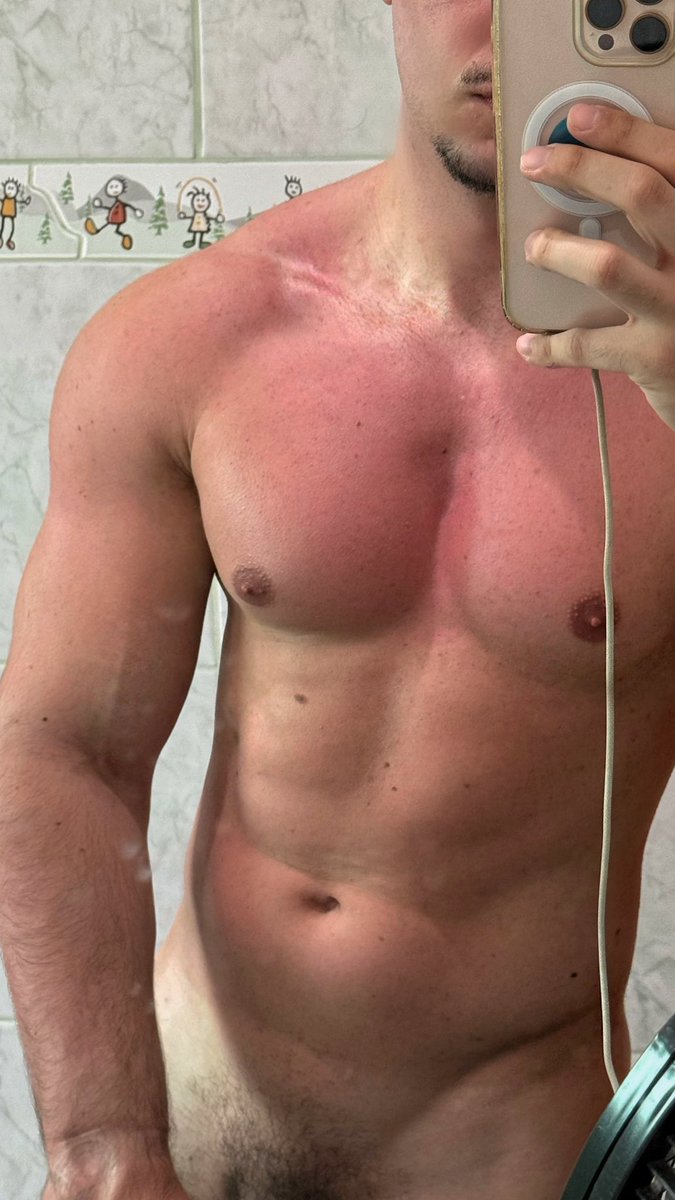 lucastlopes's tweet photo. bom demais ficar bronzeadinho 🥺 bem moreninho graças a deus! ou pra quem preferir: da cor do pecado!!!!! https://t.co/8ceDdN7fPQ