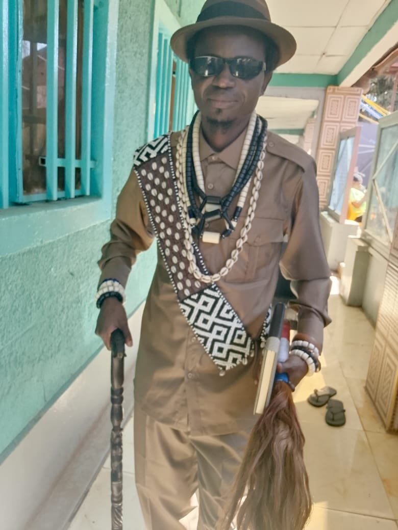FrancMutombo's tweet photo. 🚨 Complot présumé contre le katangais Valeureux chef Kamulimbi. 
V-G  Shula &amp; Kashiba en cause.
@shabani_lukoo   @fatshi13   intervention immédiate exigée.
 sécurité, enquête, paix.
Le sang ne doit pas couler. 
Agissez #JusticePourKamulimnmbi 
@AugustinKabuyaT @MusondaHilaire https://t.co/Wdksrr3ykG