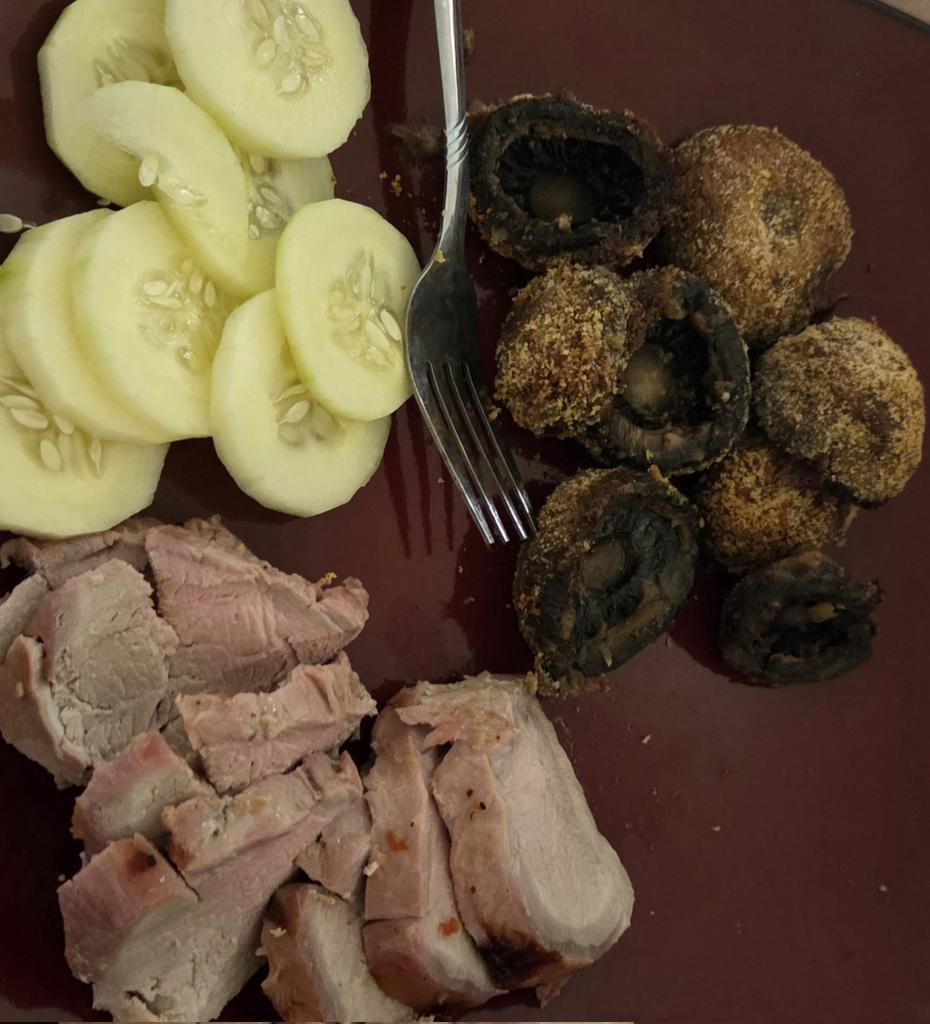 BratImpudent's tweet photo. @CrevettaVT I made like this. Simple, hearty dinners like Spaghetti, Roast Chicken, Pork Tenderloin, or chicken soup https://t.co/ZKqhnrQbJ5