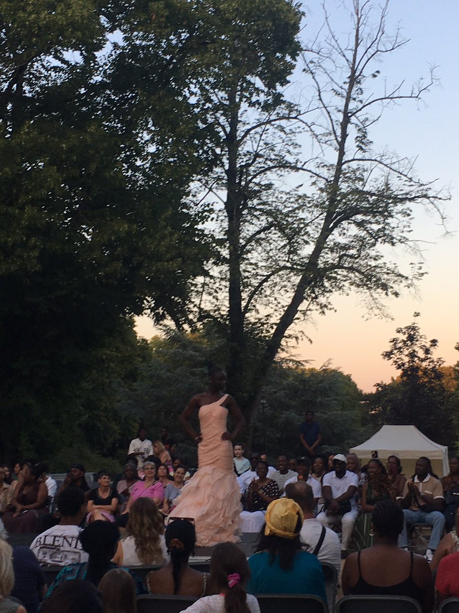 c_palpant's tweet photo. Quelle énergie ! 
Bravo aux jeunes créateurs qui ont fait rayonner la mode africaine dans le Jardin de la Ménagerie, à travers un défilé haut en couleurs, audacieux et joyeux. 
#Sceaux, ville créative, ouverte et tournée vers tous les talents ! https://t.co/pOssTnJf1C