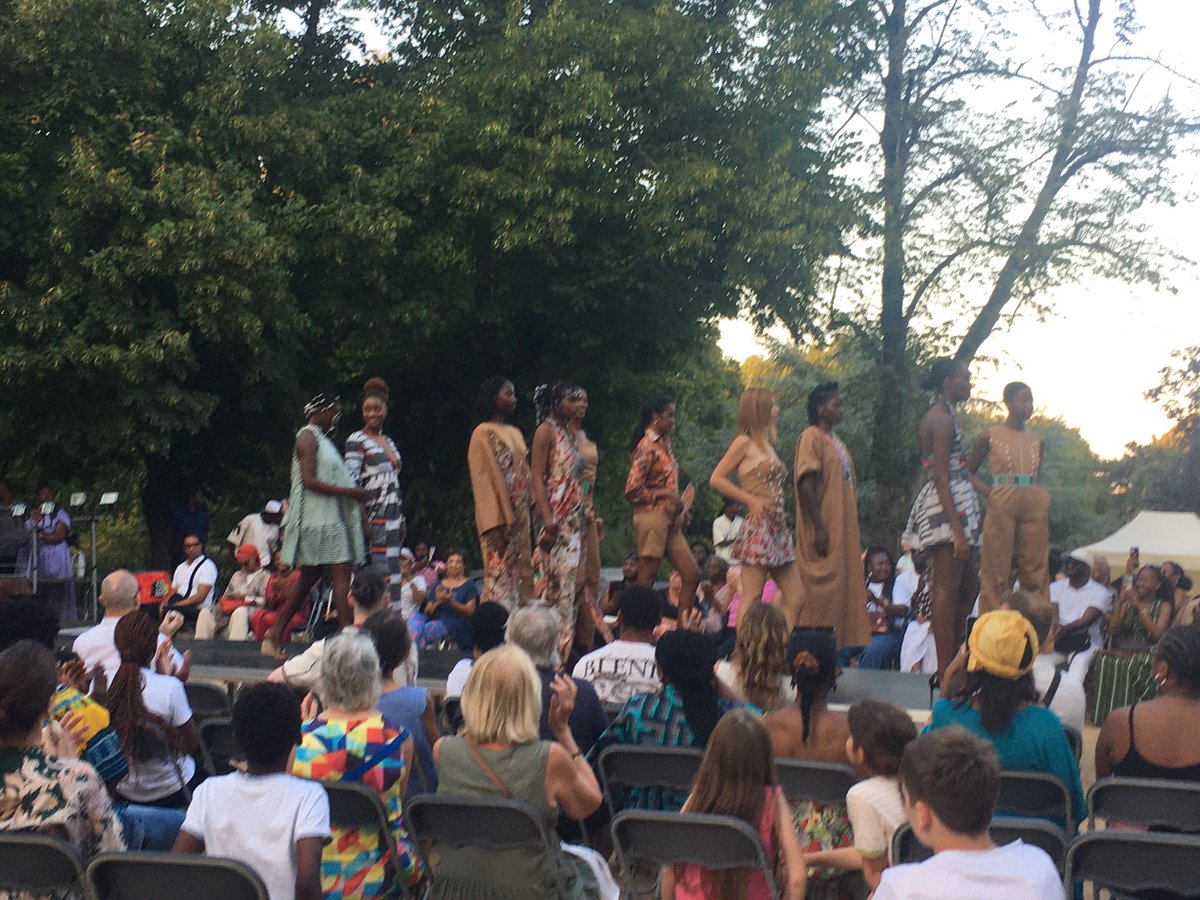 c_palpant's tweet photo. Quelle énergie ! 
Bravo aux jeunes créateurs qui ont fait rayonner la mode africaine dans le Jardin de la Ménagerie, à travers un défilé haut en couleurs, audacieux et joyeux. 
#Sceaux, ville créative, ouverte et tournée vers tous les talents ! https://t.co/pOssTnJf1C