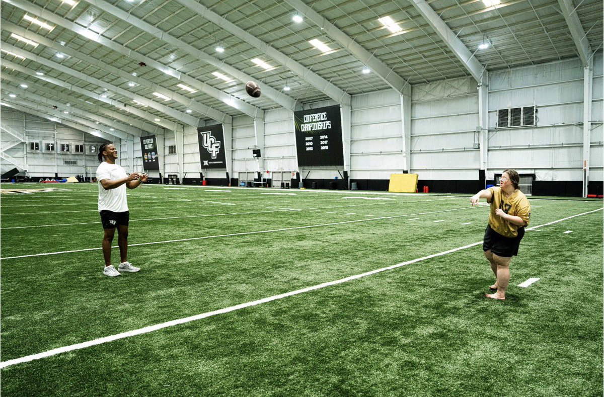 Britt__Jan's tweet photo. Fresh off a water balloon battle, Britt getting some reps with QB1! https://t.co/18nMRmm26G