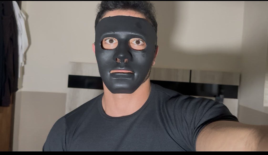 Masked Kevin tweet media