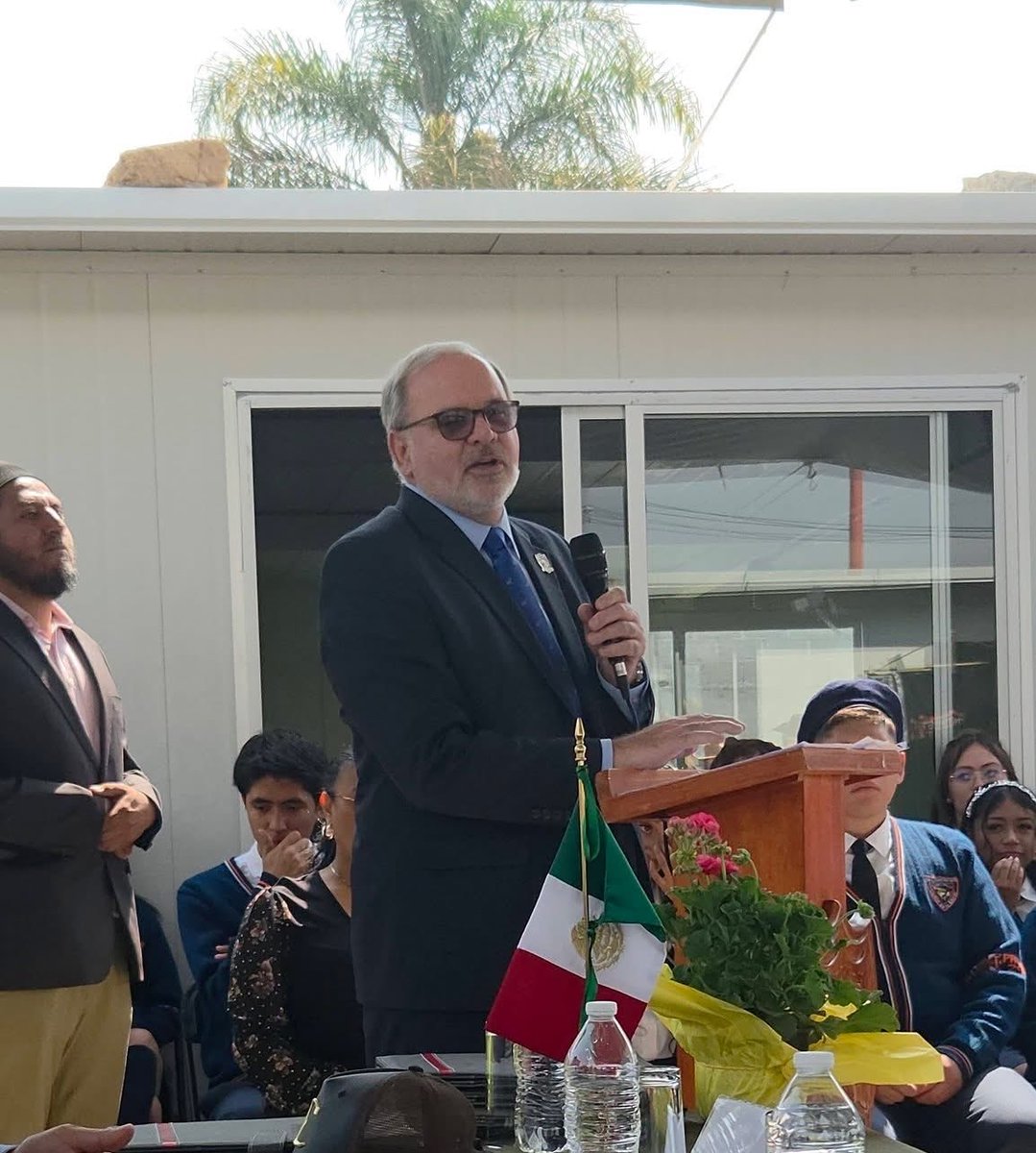 EmbaCuMex's tweet photo. 🎓 En un ambiente de alegría, orgullo y compromiso con la educación pública, se celebró la ceremonia de graduación de la duodécima generación de la Escuela Preparatoria Oficial No. 296 "Fidel Castro Ruz", ubicada en Tultitlán, Estado de México, institución que este año conmemora además 15 años de trabajo educativo al servicio de la juventud mexiquense.

Durante el acto se destacó que el nombre de la institución representa el compromiso permanente con una educación inclusiva, humanista y transformadora.

👥 El acto contó con la presencia de distinguidos invitados, entre ellos Eugenio Martínez Enríquez, Embajador de Cuba en México; Johana Tablada de la Torre, Embajadora, segunda jefa de Misión; Felipe Rodríguez, integrante de la Comisión Política Nacional de la Unión Popular Revolucionaria Emiliano Zapata (UPREZ), así como Pedro Pablo Ponce, director de la institución, autoridades educativas, docentes, estudiantes y familias.

🇨🇺🇲🇽 Como parte del programa protocolario se rindieron honores a los símbolos patrios de México y Cuba, reafirmando los valores de respeto, soberanía, independencia y fraternidad entre ambos pueblos. Asimismo, se realizó el tradicional Juramento a la Bandera de México.

🎼 Uno de los momentos más emotivos de la ceremonia fue la presentación de la Sinfónica Infantil y Juvenil, dirigida por el maestro Ricardo Montoya Sánchez, cuya destacada participación fue ampliamente reconocida por el Director del plantel y los asistentes.

🗣️ El Embajador de Cuba en México, Eugenio Martínez, durante su intervención felicitó a las y los estudiantes, al personal docente y a las familias por acompañar la culminación de una etapa fundamental en sus vidas. El diplomático destacó que la educación constituye uno de los pilares esenciales para el desarrollo de los pueblos y exhortó a las y los graduados a continuar preparándose con responsabilidad, solidaridad y compromiso social, recordando que los conocimientos adquiridos y las amistades forjadas durante estos años los acompañarán en su futuro profesional y personal.

🗣️ Felipe Rodríguez miembro de la Comisión Política Nacional de la Unión Popular Revolucionaria Emiliano Zapata expresó que la institución lleve el nombre de Fidel Castro Ruz representa un compromiso con valores como la educación, la solidaridad, la justicia social y la formación de ciudadanos conscientes de su papel en la sociedad. Su participación subrayó la importancia de la educación como herramienta para el desarrollo de  la dignidad y la transformación social.

👩‍🎓 En representación de la generación egresada, la estudiante Koral Ramírez recordó las dificultades enfrentadas para lograr la construcción y consolidación de la preparatoria. Señaló que muchas clases se impartieron en instalaciones provisionales (las casitas), pero destacó que las limitaciones nunca fueron un obstáculo para recibir una formación académica y humana de calidad. Expresó que hoy concluyeron una etapa para iniciar otra, llevando consigo los conocimientos, la formación vocacional y las amistades construidas durante su paso por la institución.

🗣️ Por su parte, el director Pedro Pablo Ponce reconoció el esfuerzo colectivo que ha permitido consolidar el proyecto educativo durante estos 15 años y anunció que próximamente iniciará la construcción del nuevo plantel en el mismo terreno donde se realizó la ceremonia, una obra que fortalecerá las condiciones para la formación de las futuras generaciones.

👏 La ceremonia concluyó entre aplausos, reconocimientos y muestras de afecto hacia las y los integrantes de la duodécima generación, quienes recibieron sus documentos académicos acompañados por sus familias y la comunidad escolar, reafirmando el compromiso de la Preparatoria Oficial No. 296 "Fidel Castro Ruz" con la formación de ciudadanos comprometidos con la solidaridad entre los pueblos y el desarrollo de México.

#100AñosConFidel