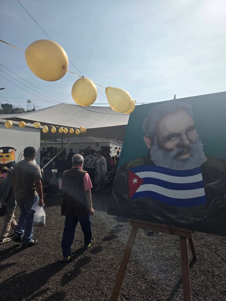 EmbaCuMex's tweet photo. 🎓 En un ambiente de alegría, orgullo y compromiso con la educación pública, se celebró la ceremonia de graduación de la duodécima generación de la Escuela Preparatoria Oficial No. 296 "Fidel Castro Ruz", ubicada en Tultitlán, Estado de México, institución que este año conmemora además 15 años de trabajo educativo al servicio de la juventud mexiquense.

Durante el acto se destacó que el nombre de la institución representa el compromiso permanente con una educación inclusiva, humanista y transformadora.

👥 El acto contó con la presencia de distinguidos invitados, entre ellos Eugenio Martínez Enríquez, Embajador de Cuba en México; Johana Tablada de la Torre, Embajadora, segunda jefa de Misión; Felipe Rodríguez, integrante de la Comisión Política Nacional de la Unión Popular Revolucionaria Emiliano Zapata (UPREZ), así como Pedro Pablo Ponce, director de la institución, autoridades educativas, docentes, estudiantes y familias.

🇨🇺🇲🇽 Como parte del programa protocolario se rindieron honores a los símbolos patrios de México y Cuba, reafirmando los valores de respeto, soberanía, independencia y fraternidad entre ambos pueblos. Asimismo, se realizó el tradicional Juramento a la Bandera de México.

🎼 Uno de los momentos más emotivos de la ceremonia fue la presentación de la Sinfónica Infantil y Juvenil, dirigida por el maestro Ricardo Montoya Sánchez, cuya destacada participación fue ampliamente reconocida por el Director del plantel y los asistentes.

🗣️ El Embajador de Cuba en México, Eugenio Martínez, durante su intervención felicitó a las y los estudiantes, al personal docente y a las familias por acompañar la culminación de una etapa fundamental en sus vidas. El diplomático destacó que la educación constituye uno de los pilares esenciales para el desarrollo de los pueblos y exhortó a las y los graduados a continuar preparándose con responsabilidad, solidaridad y compromiso social, recordando que los conocimientos adquiridos y las amistades forjadas durante estos años los acompañarán en su futuro profesional y personal.

🗣️ Felipe Rodríguez miembro de la Comisión Política Nacional de la Unión Popular Revolucionaria Emiliano Zapata expresó que la institución lleve el nombre de Fidel Castro Ruz representa un compromiso con valores como la educación, la solidaridad, la justicia social y la formación de ciudadanos conscientes de su papel en la sociedad. Su participación subrayó la importancia de la educación como herramienta para el desarrollo de  la dignidad y la transformación social.

👩‍🎓 En representación de la generación egresada, la estudiante Koral Ramírez recordó las dificultades enfrentadas para lograr la construcción y consolidación de la preparatoria. Señaló que muchas clases se impartieron en instalaciones provisionales (las casitas), pero destacó que las limitaciones nunca fueron un obstáculo para recibir una formación académica y humana de calidad. Expresó que hoy concluyeron una etapa para iniciar otra, llevando consigo los conocimientos, la formación vocacional y las amistades construidas durante su paso por la institución.

🗣️ Por su parte, el director Pedro Pablo Ponce reconoció el esfuerzo colectivo que ha permitido consolidar el proyecto educativo durante estos 15 años y anunció que próximamente iniciará la construcción del nuevo plantel en el mismo terreno donde se realizó la ceremonia, una obra que fortalecerá las condiciones para la formación de las futuras generaciones.

👏 La ceremonia concluyó entre aplausos, reconocimientos y muestras de afecto hacia las y los integrantes de la duodécima generación, quienes recibieron sus documentos académicos acompañados por sus familias y la comunidad escolar, reafirmando el compromiso de la Preparatoria Oficial No. 296 "Fidel Castro Ruz" con la formación de ciudadanos comprometidos con la solidaridad entre los pueblos y el desarrollo de México.

#100AñosConFidel