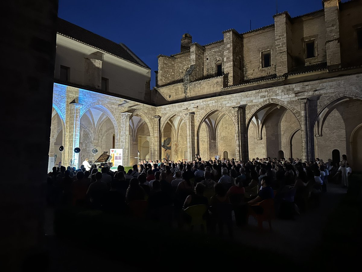centredelcarme's tweet photo. ¡Continuamos celebrando la 14.ª edición de VIPA en el Claustro Gótico del #CCCC!

🎹 Hoy disfrutamos del concierto del pianista flamenconAndrés Barrios. Síguelo en directo: https://t.co/bu9rGwp6H5 https://t.co/8YH1FweEcq