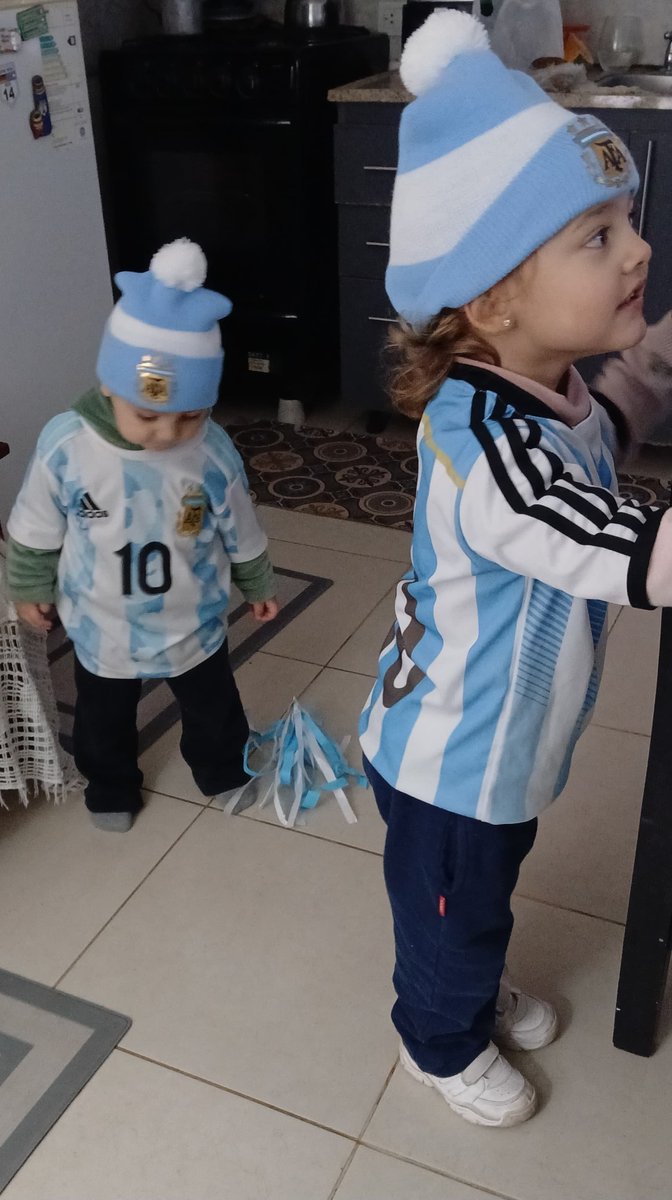 mcolman76's tweet photo. #sabadoenTN  #TNnoticias Tomy y Albertina ya estan listos y esperando el partido para alentar a Argentina https://t.co/v4loCrwTZ3