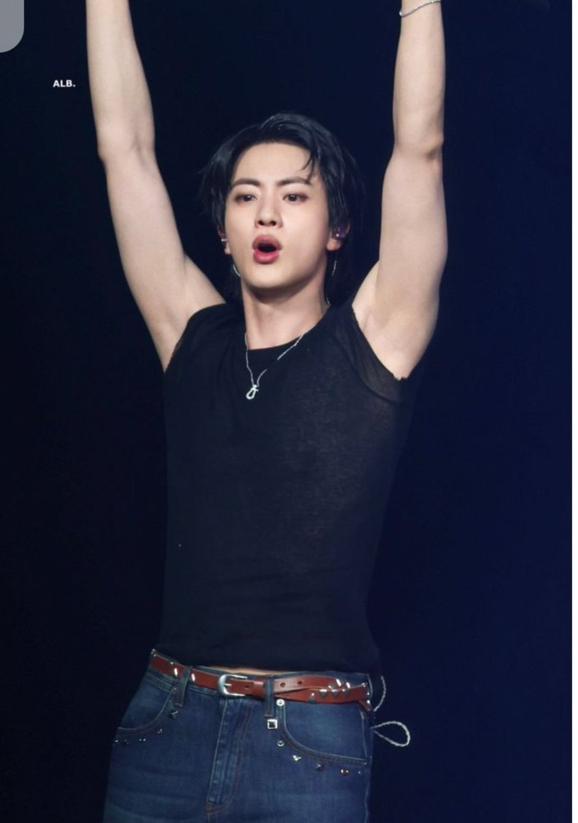 SeokJinLovyy's tweet photo. one time for                       two times for 
the present                               the past https://t.co/ejTjUR9tD1