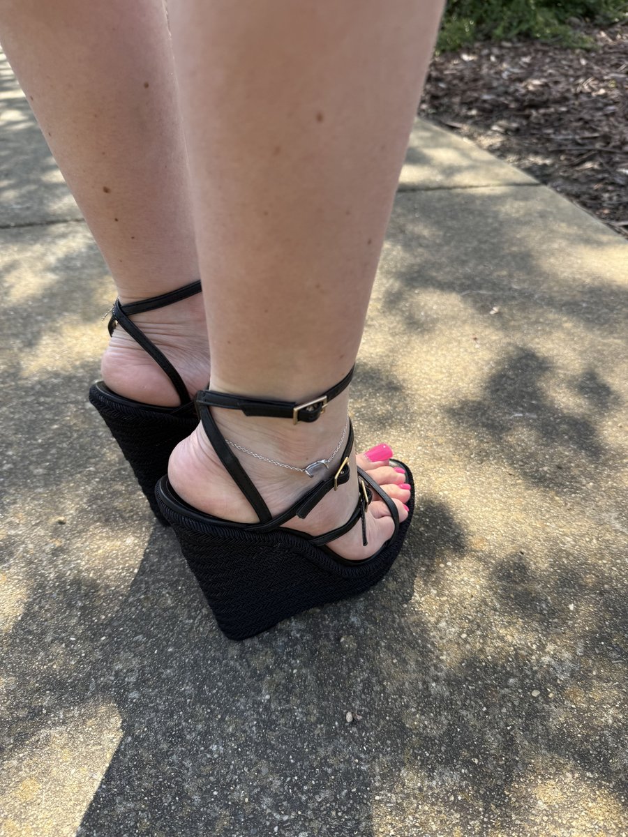 missheelslisa's tweet photo. Who said that wedges not sexy? https://t.co/rXzzVYCrhJ